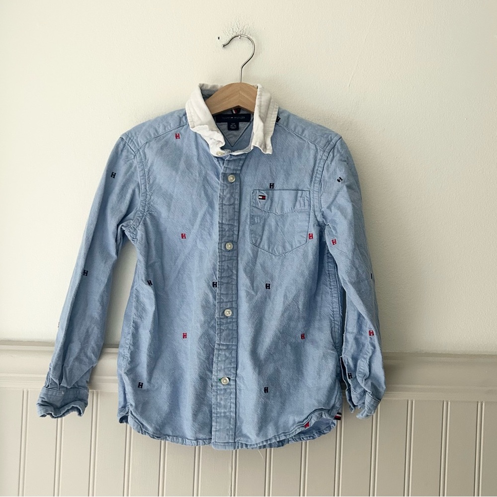 Tommy Hilfiger Boys 6-7 Light Blue Shirt White Collar Embroidered Logo All Over